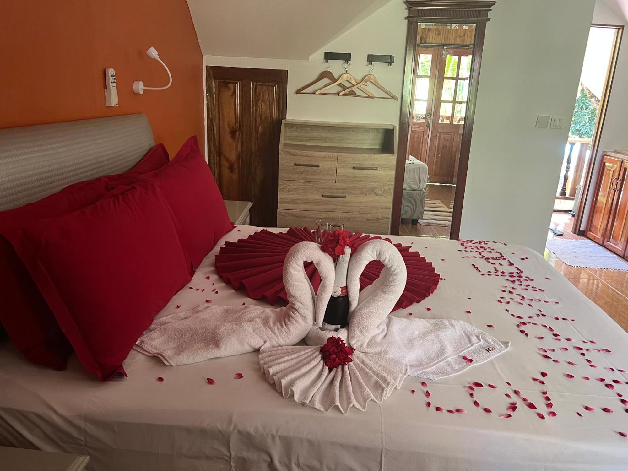 Chloe'S Cottage Self-Catering La Digue Exterior photo