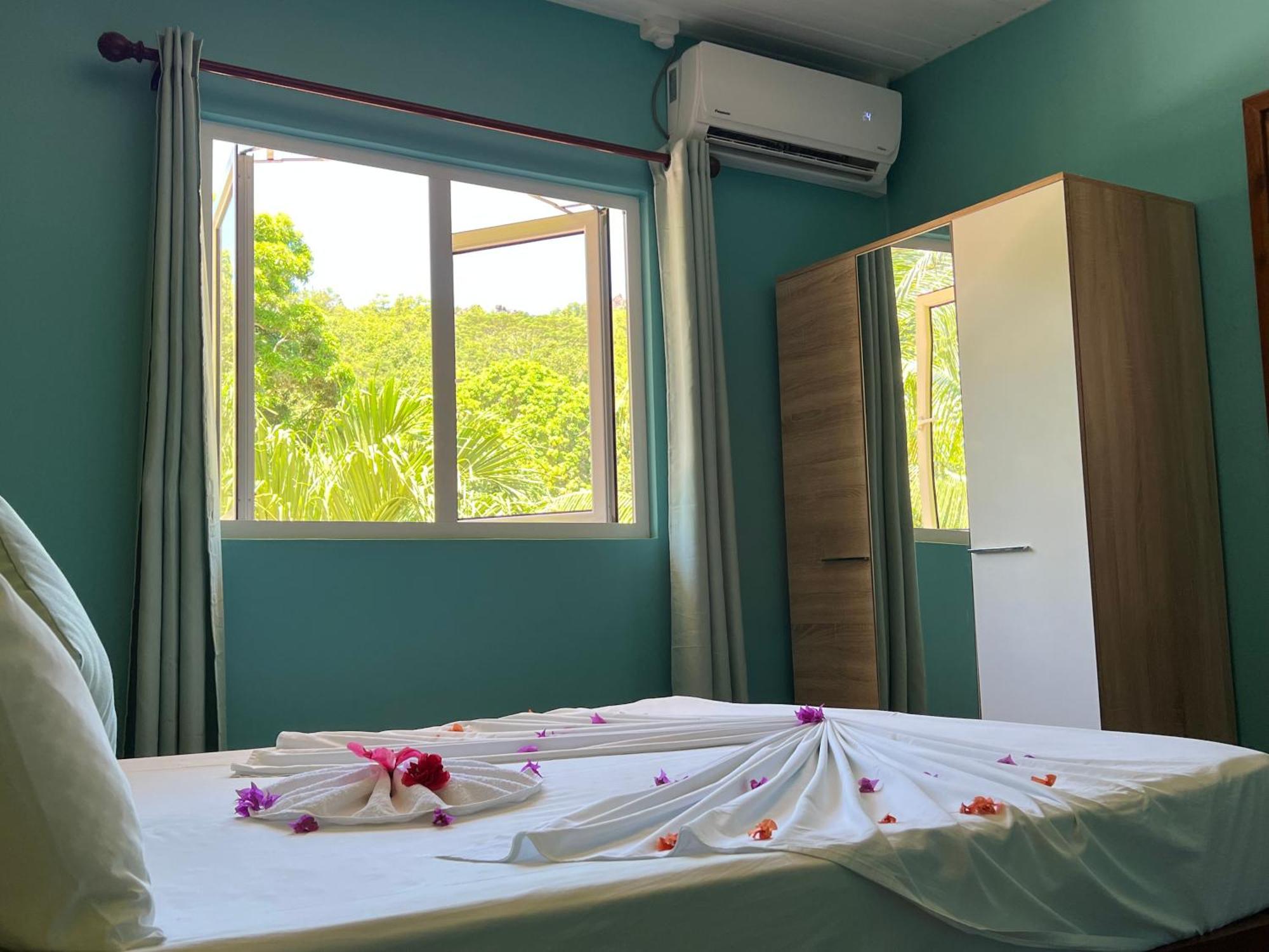 Chloe'S Cottage Self-Catering La Digue Exterior photo